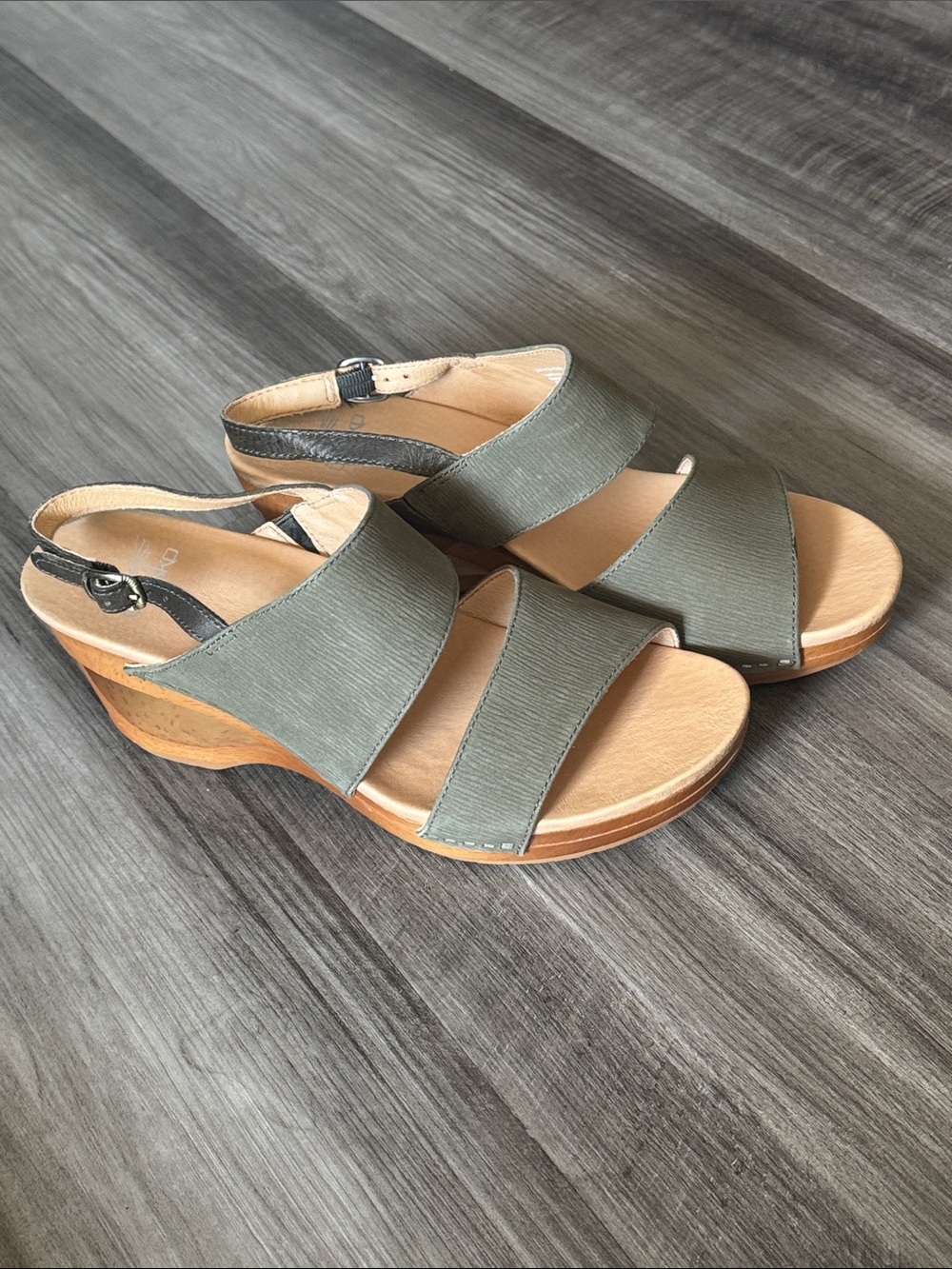 Dansko $149 Women's Tamia Wedge Sandals 38 olive green 8.5 9 women’s shoes